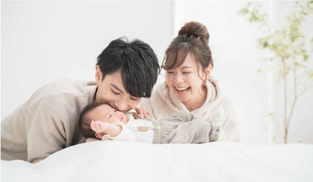 赤ちゃんを抱く夫婦